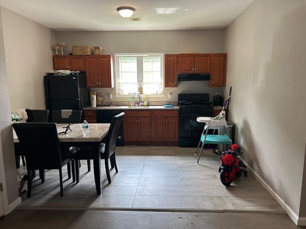 132 William St #D