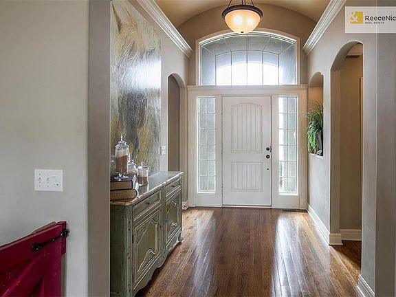 This light and bright entry makes a statement the minute you set foot in the home. You'll love the barrelled ceilings and arched openings!! What a first impression!