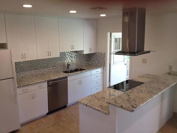 3rd image of 513 E Balboa Dr