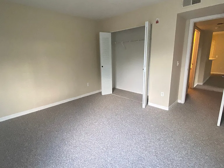 Waterford Pointe Apartments — Photo 30