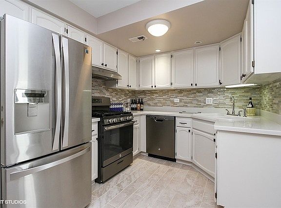4th image of 15740 Chesterfield Ln