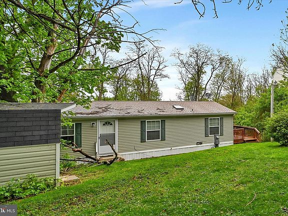 3rd image of 902 Ivy Ln