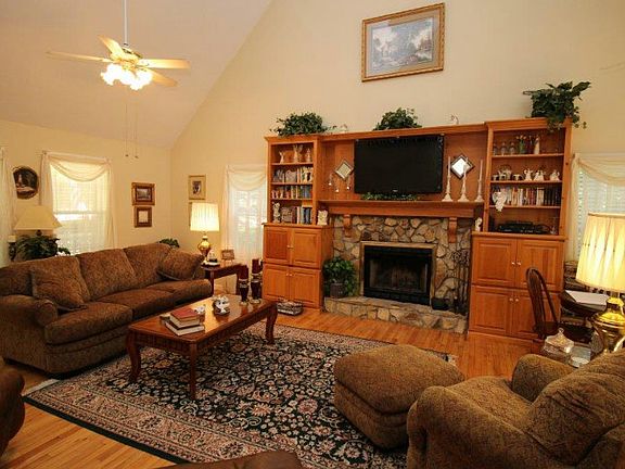 5th image of 836 Riverview Dr