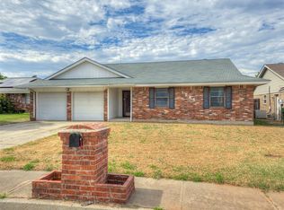 1045 Cooper Ln, Yukon, OK 73099