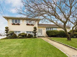 7 Riviera Dr E, Massapequa, NY 11758