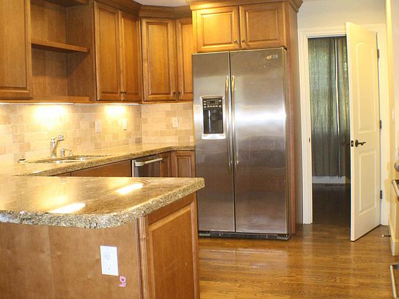 5th image of 86 Barneson Ave
