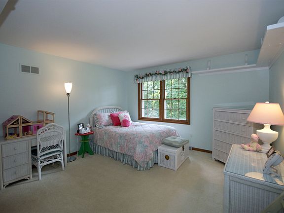 3rd image of 1S541 Swan Lake Ct