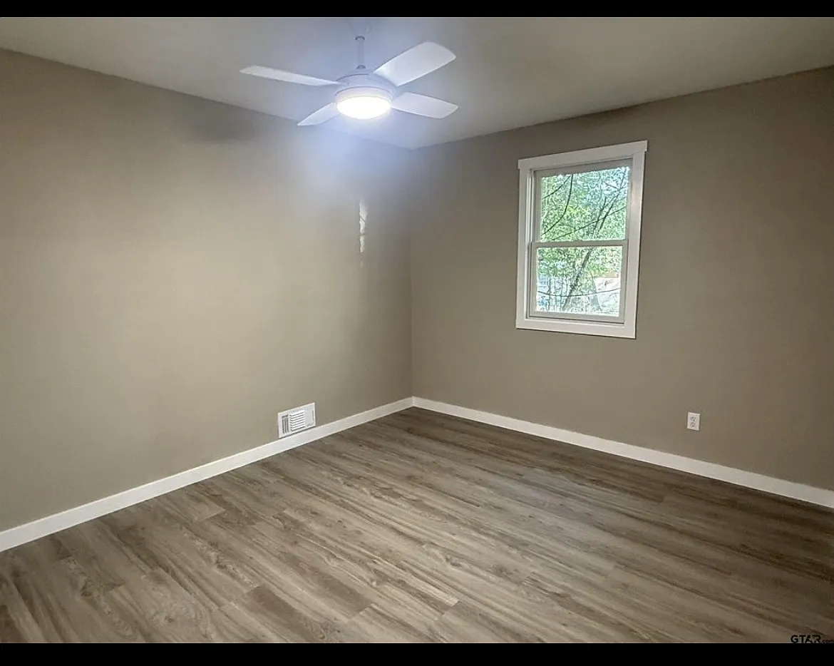 Building Photo - 606 Walnut Cir