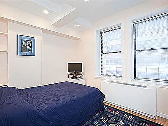 5th image of 150 W 51st St APT 1627