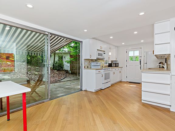 5th image of 10 Brook Ln