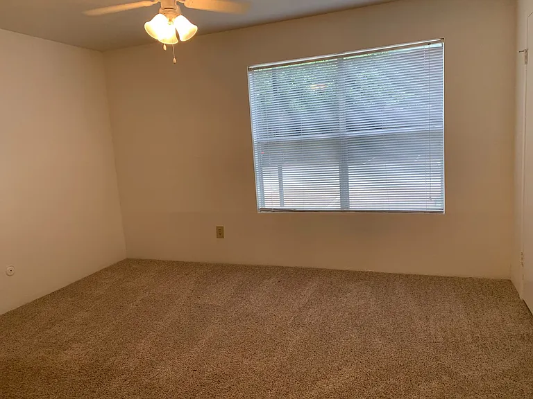 Emerald Cove Apartments — Photo 39
