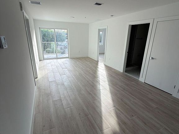 4th image of 32 NW 14th Ave #201