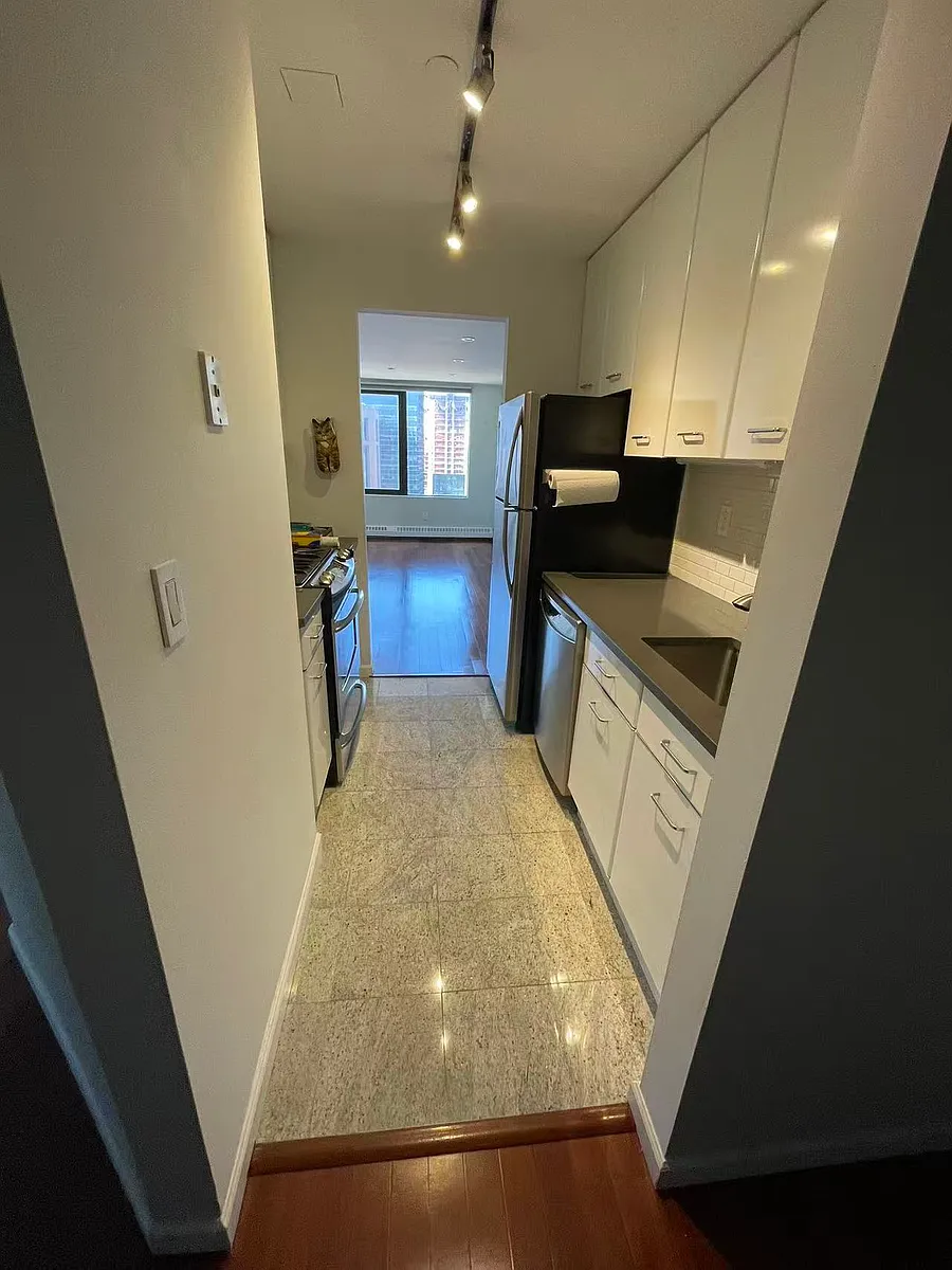 Building Photo - 4 Martine Ave #1
