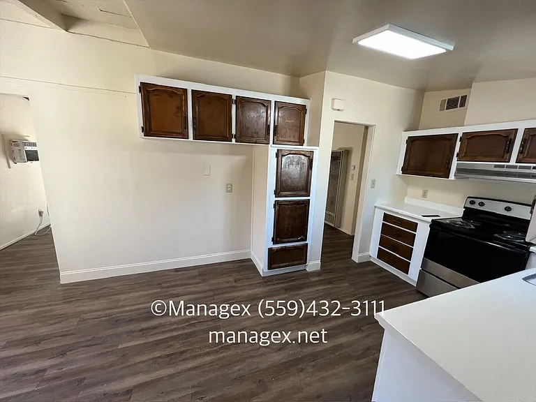 4256 N Millbrook Ave — Photo 5