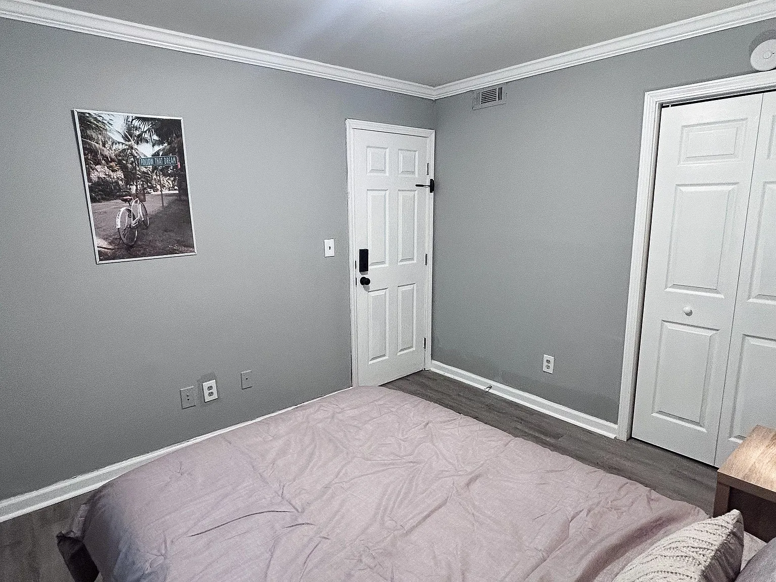 3 bed, 1.0 bath, 800 sqft, $728 — Photo 2