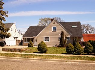 9 Long Ln, Levittown, NY 11756