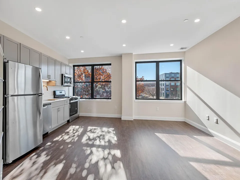 18 New Derby St #204
