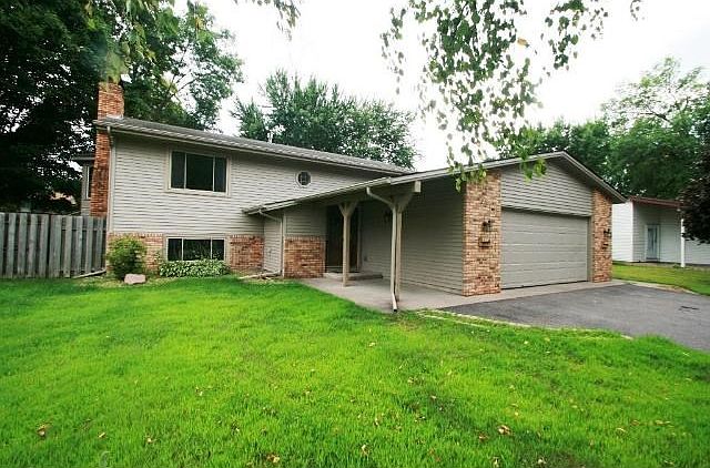1st image of 1901 S Meadowwood Ct