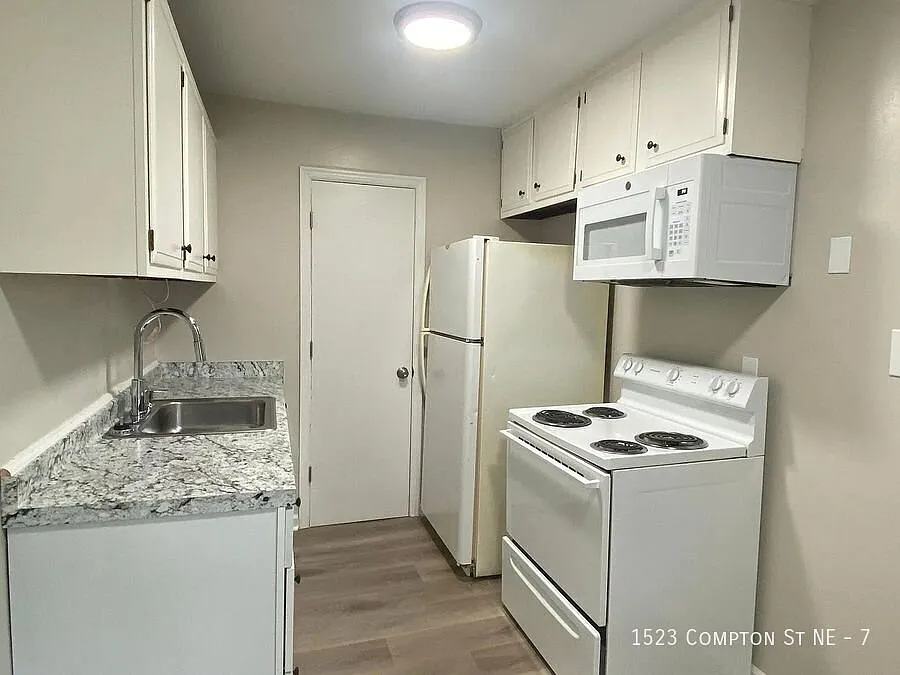 1 Bedroom 1 Bath Apartment — Photo 2