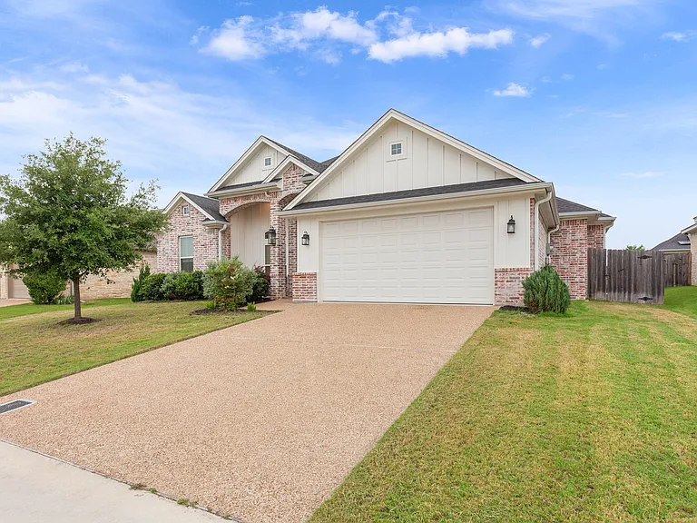 10420 Fallen Leaf Dr — Photo 2