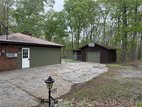 4th image of 3622 Lower Lake Rd