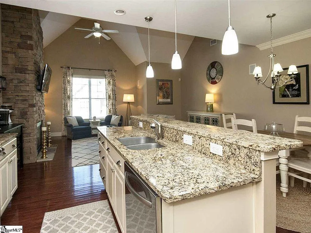 2 bed, 2.5 bath, 1600 sqft, $2,700 — Photo 2
