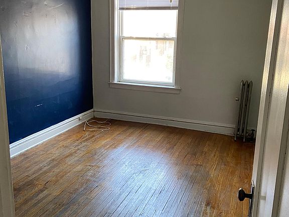 3rd image of 4710 N Washtenaw Ave #3S