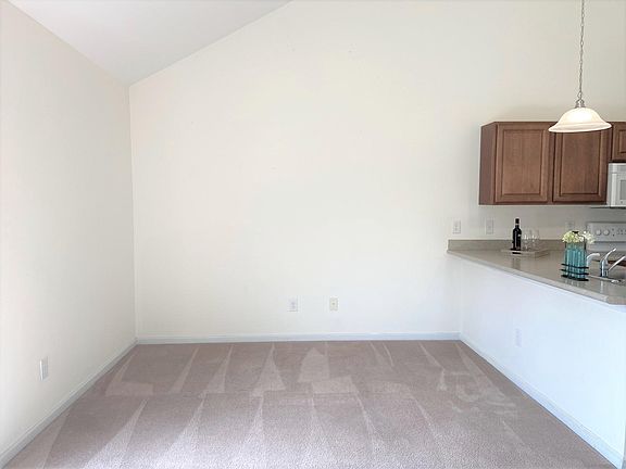 5th image of 105 Lincoln Place Circle #3