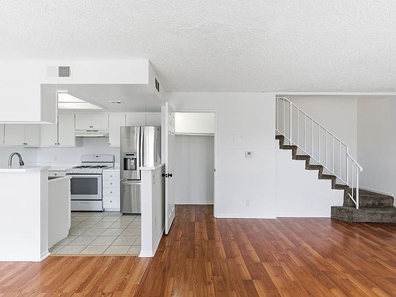 5th image of 15603 Parthenia St #108