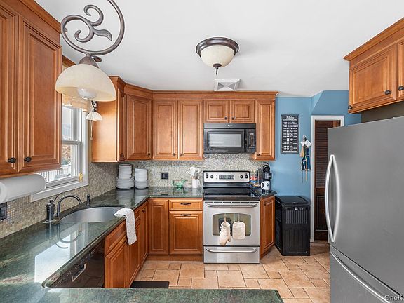 3rd image of 208 Island Parkway W