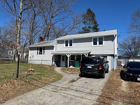 2nd image of 132 Commonwealth Ave
