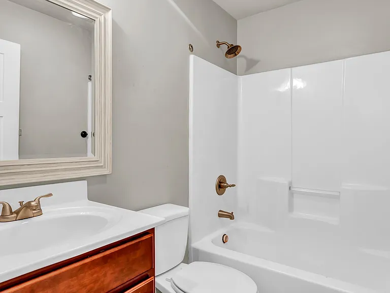 219 W Watt St — Photo 15