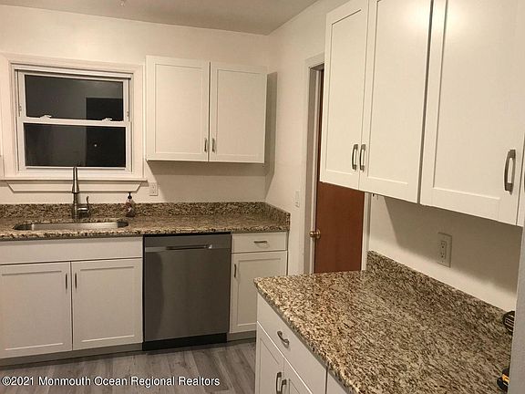4th image of 40 Briar Mills Dr