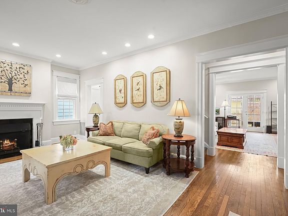 5th image of 3110 33rd Pl NW