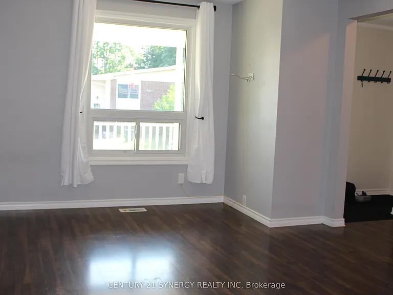 241 Wilfred Cres — Photo 8