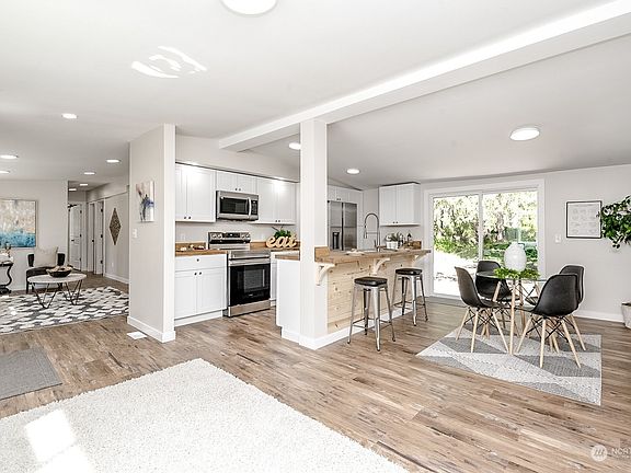 4th image of 12519 211th Avenue E
