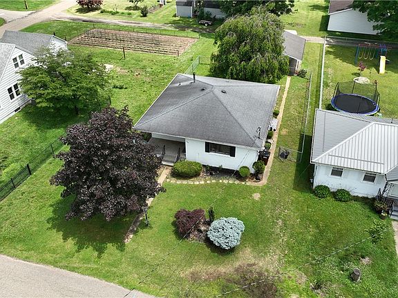 3rd image of 740 Mary St