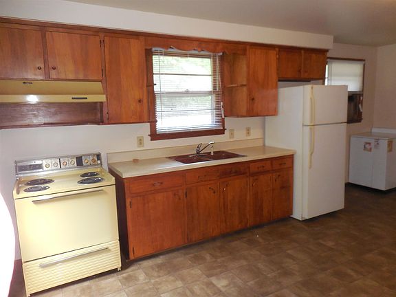 2nd image of 1020 & 102 Colonial Ct