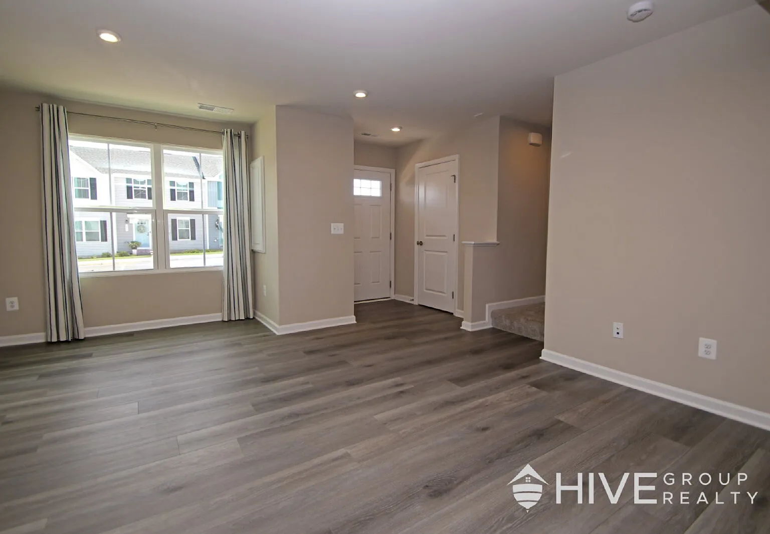 3 bed, 2.5 bath, 1220 sqft, $2,000 — Photo 4