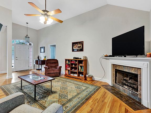 4th image of 608 Scenic Oak Dr