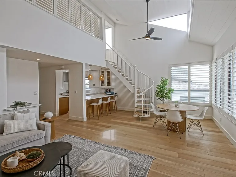 320 Marine Ave — Photo 2
