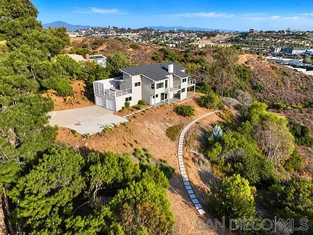 4 bed, 3.5 bath, 2526 sqft, $7,950 — Photo 2