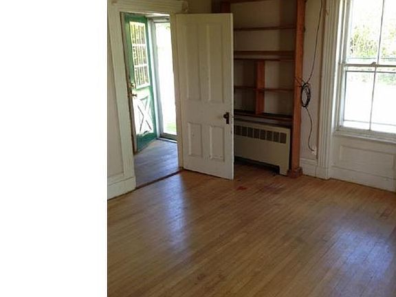 4th image of 8 Adams St