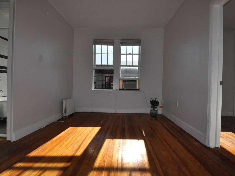 1st image of 33 Bank St APT 25