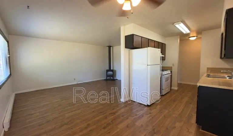 550 SE Center St — Photo 8
