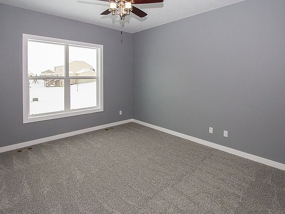 5th image of 645 SE Driftwood Ln