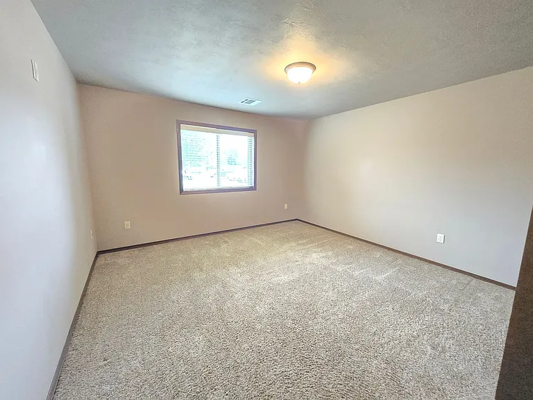 PRAIRIE POINTE APARTMENTS — Photo 22