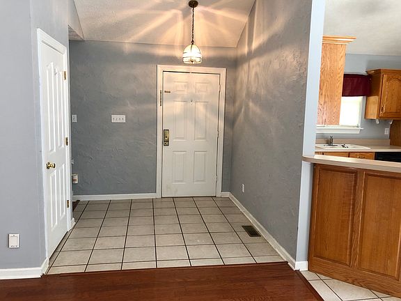 5th image of 139 Stone Hedge Dr
