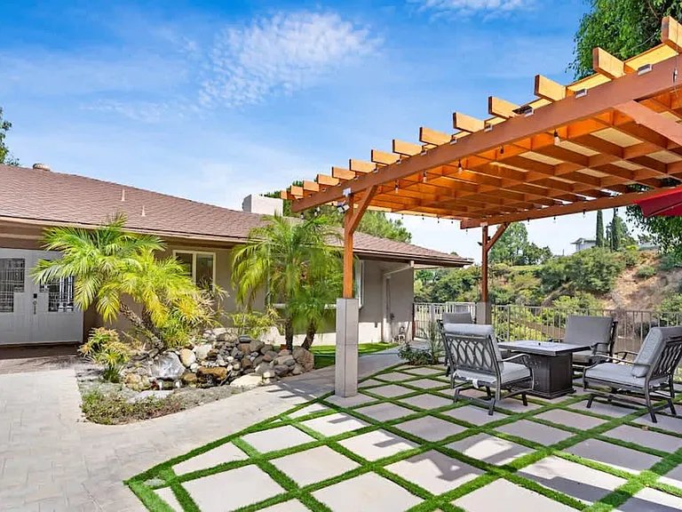 Mountcastle Dr — Photo 3
