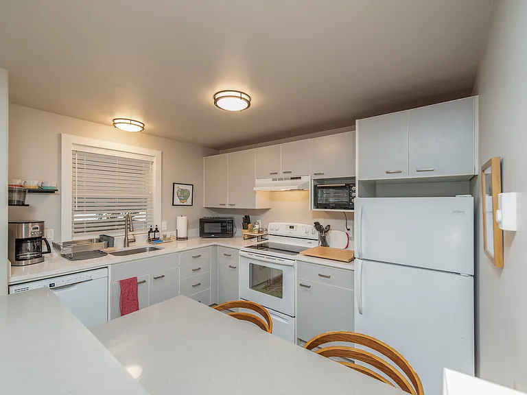 1439 NW Juniper St #12 — Photo 7